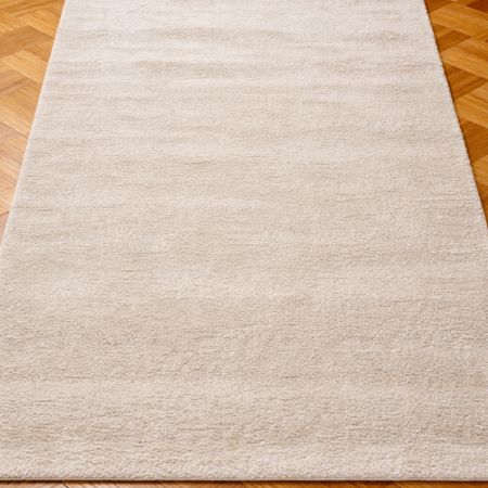 Čupavi svetlo bež tepih za spavaću sobu Parma 70